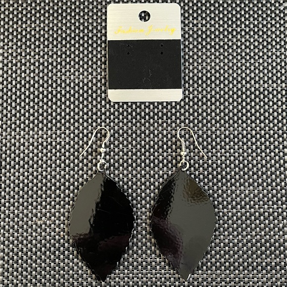 Sparkly Gunmetal Silver-tone Leaf Pendant, Necklace and Earrings Set - Picture 14 of 15